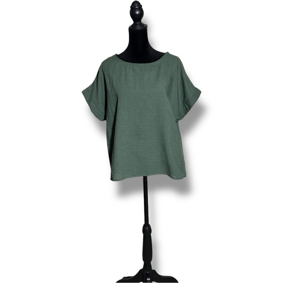 Casual Loose Fit Green Short Sleeve Boxy Top Accented with White Buttons in Back - Picture 2 of 15